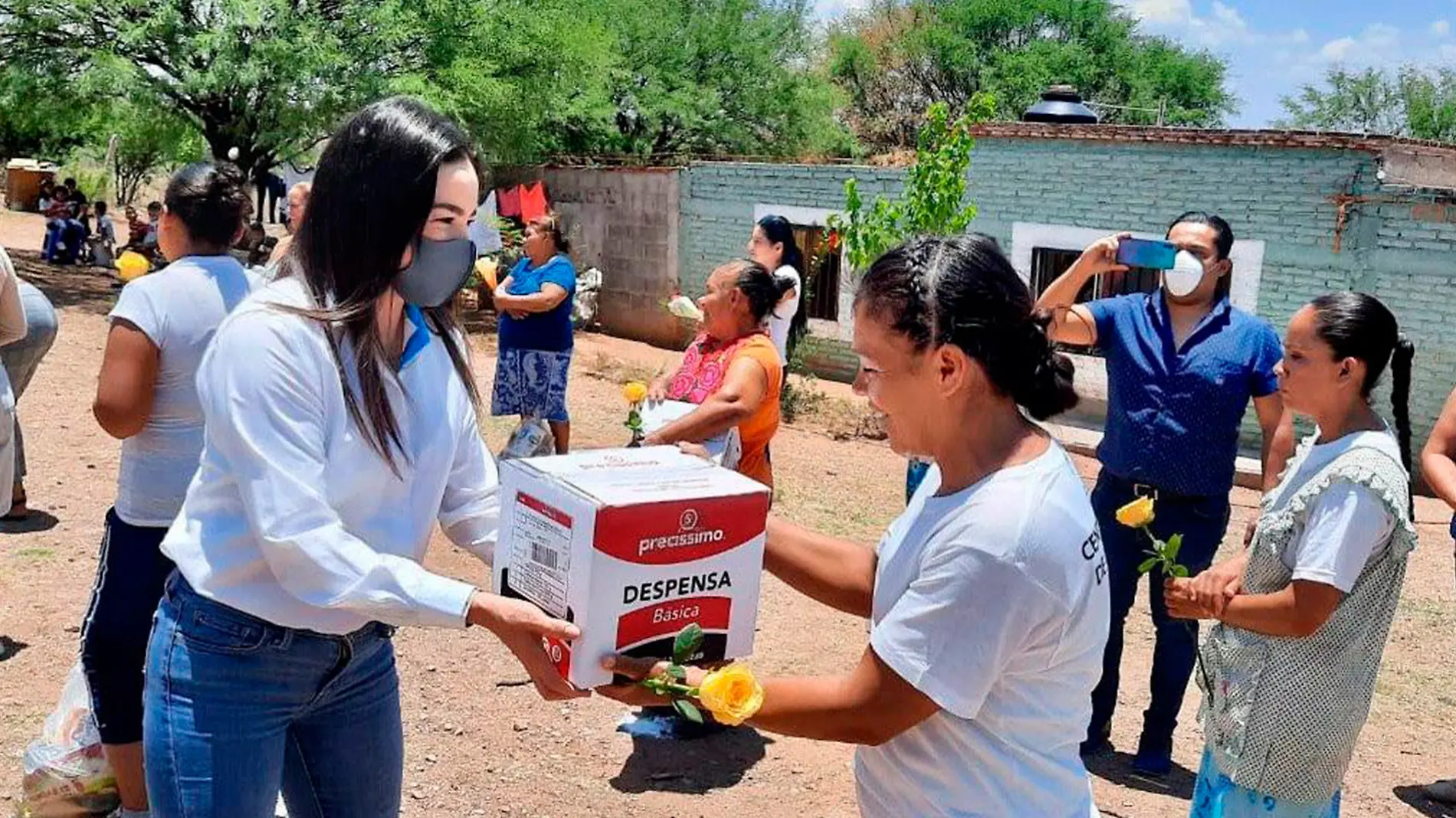 Martha Márquez entrega apoyos